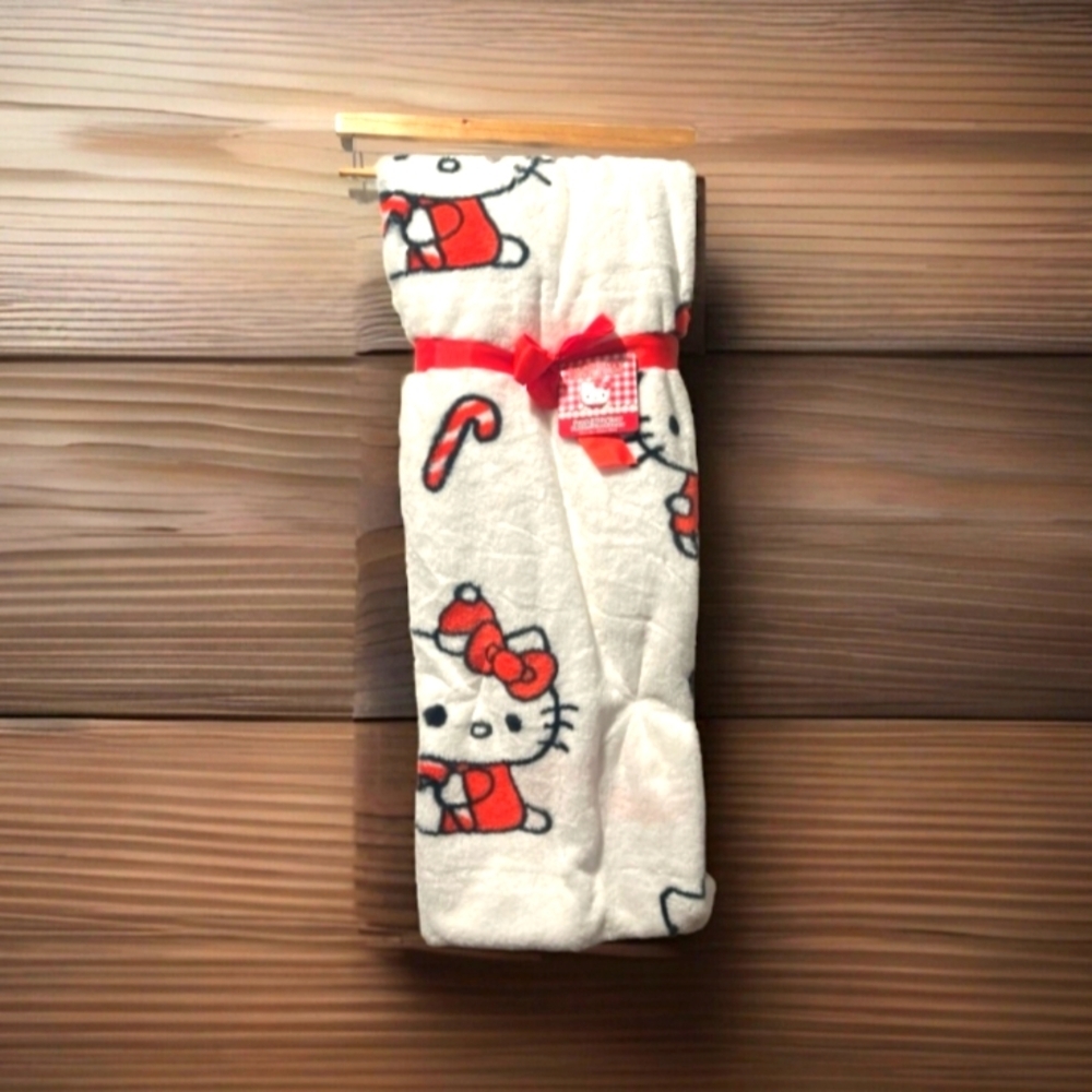 New with tag Hello Kitty Christmas Santa 50" x 70" Faux Rabbit Fur Throw Blanket